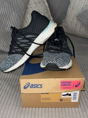 Asics Men's Black and Gray Knit Running Sneakers